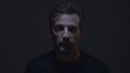 Capture d'&eacute;cran d'une vid&eacute;o de promotion du film Un illustre inconnu, sur les &eacute;crans le 19 novembre, avec Mathieu Kassovitz.&nbsp; (PATHE / YOUTUBE)