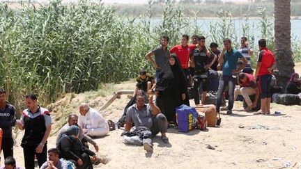 &nbsp; (Des habitants de Ramadi fuyant la ville devant l'offensive de Daech © MaxPPP)