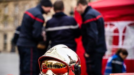 Des pompiers rassemblés sur la place de la République, à Paris, le 2 décembre 2019. (XOSE BOUZAS / HANS LUCAS)