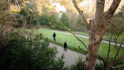 Des policiers dans le parc des Buttes-Chaumont, à Paris (19e), après la découverte d'un corps de femme démembré, le 14 février 2023. (EDOUARD RICHARD / HANS LUCAS / AFP)