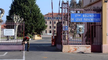 L'entr&eacute;e du 17e r&eacute;giment du g&eacute;nie parachutiste &agrave; Montauban, le 16 mars 2012. (ERIC CABANIS / AFP)