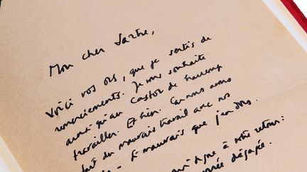 Deux libraires d'Orl&eacute;ans, Herv&eacute; et Eva Valentin, ont d&eacute;couvert la lettre dans un livre achet&eacute; &agrave; un collectionneur. (LIBRAIRIE WALDEN / AFP)