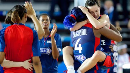 La capitaine de l'&eacute;quipe de France, C&eacute;line Dumerc (D), dans les bras d'Isabelle Yacoubou, le 27 juin 2013, &agrave; Orchies (Nord), apr&egrave;s la victoire des Braqueuses face &agrave; la Su&egrave;de (87-83). (MAXPPP)