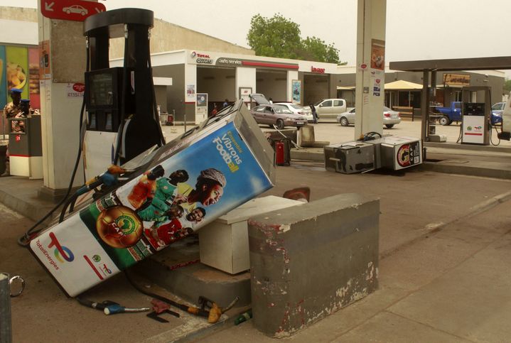 Une station Total saccagée lors d'une manifestation à N'Djamena (Tchad), le 14 mai 2022. (AFP)