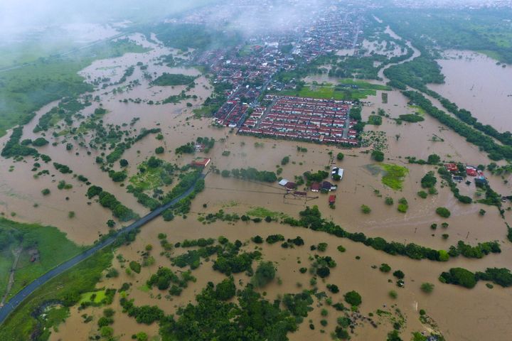 Une vue aérienne de la ville d'Itapetinga, le 26 décembre 2021, dans l'Etat brésilien de Bahia.&nbsp; (MANUELLA LUANA / AFP)