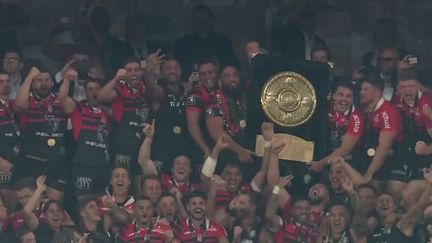 Duel au sommet remporté par Toulouse dans cette finale du Top 14 contre La Rochelle (29-26), samedi 17 juin au Stade de France. Un match à grand suspense avec un essai dans les derniers instants qui a tout fait basculer. (franceinfo)