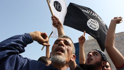 Des manifestants devant l'ambassade am&eacute;ricaine &agrave; Tunis, le 12 septembre 2012. La majorit&eacute; sont des salafistes. (CITIZENSIDE.COM / AFP)