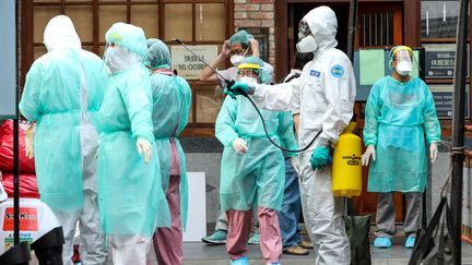 Le personnel médical est désinfecté dans un centre de dépistage du Covid-19 à Taipei (Taïwan), le 15 mai 2021. (JOSE LOPES AMARAL / NURPHOTO / AFP)