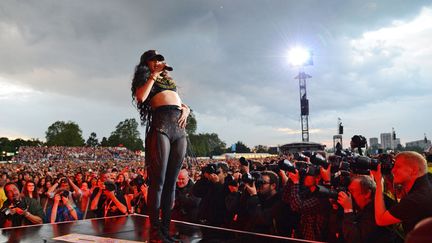 La chanteuse Rihanna sur la sc&egrave;ne du Barclaycard Wireless Festival &agrave; Hyde Park, Londres (Royaume-Uni), le 8 juillet 2012. (DAVE J. HOGAN / GETTY IMAGES)