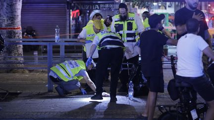 Des secouristes sur les lieux de l'attentat commis dans le quartier de Jaffa, le 1er octobre 2024 à Tel-Aviv (Israël). (NIR KEIDAR / ANADOLU / AFP)