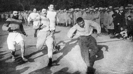 et du sport sur la santé physique et psychique des hommes, crée début 1915 le Poilu’s Park (en référence au célèbre Luna Park de Paris) à l’emplacement d’un vieux vélodrome. Devant ce succès, à la fin de cette même année, un Poilu’s Music Hall et un Poilu’s Cinéma Pathé ouvrent leurs portes.
 
 (DR)