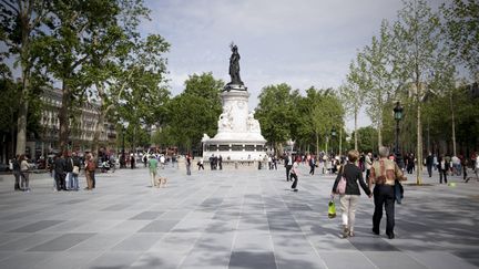 Après deux ans de travaux, la nouvelle place de la République est inaugurée en juin 2013. A l'époque Libération y voit une "une esplanade d’une infinie platitude, une dalle lisse pavée de trois nuances de gris minéral".&nbsp; (VINCENT WARTNER / 20 MINUTES / SIPA)