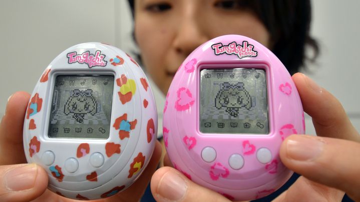 Une employ&eacute;e de Bandai pr&eacute;sente une nouvelle version du Tamagotchi, le 27 novembre 2013, &agrave; Tokyo (Japon). (YOSHIKAZU TSUNO / AFP)