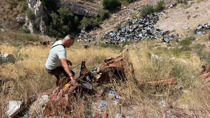 Jean-Yves Sayag, élu à la métropole Aix-Marseille, montre une décharge sauvage. (PAUL TILLIEZ / RADIOFRANCE)