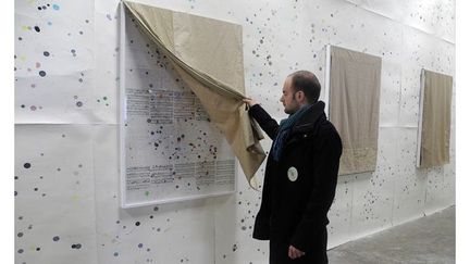 Au niveau intermédiaire du Palais de Tokyo, Maxime Rossi expose des partitions de Chopin sur lesquelles il a laissé traîner des feutres accrochés aux branches d&#039;un arbre, au-dessus de la tombe du compositeur. Les crayons ont marqué les feuilles au gré du vent.
 (Photo Valérie Oddos / Culturebox)