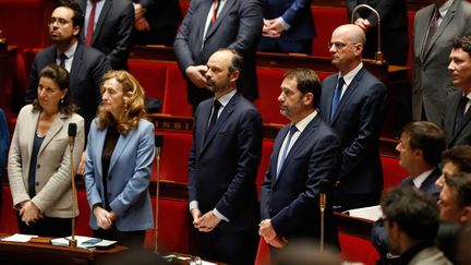 Le Premier ministre, Edouard Philippe, et son gouvernement rendent hommage à Arnaud Beltrame, le gendarme tué dans l'Aude, le 27 mars 2018 à l'Assemblée nationale à Paris. (FRANCOIS GUILLOT / AFP)