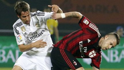 Jérémy Ménez (AC Milan) à la lutte face à Fabio Coentrao (Real Madrid) (KARIM SAHIB / AFP)