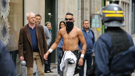 Un homme masqué dans les rues de Lille (Nord), avant la rencontre entre l'Allemagne et l'Ukraine, dimanche 12 juin 2016. (MAXPPP)