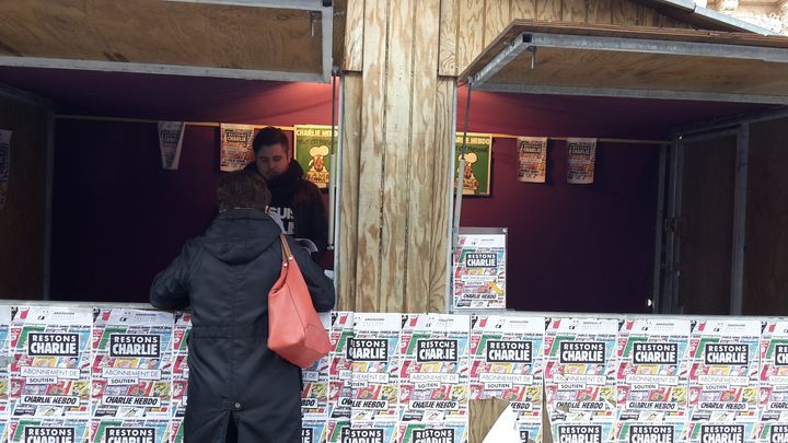 Une femme prend un abonnement de soutien &agrave; Charlie Hebdo, &agrave; Angoul&ecirc;me.&nbsp; (JULIE RASPLUS / FRANCETV INFO)