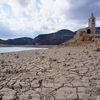 L'église immergée du réservoir de Sau, en Catalogne (Espagne), est accessible aux visiteurs en raison d'une sécheresse historique, le 17 avril 2022. (MARIE-VIOLETTE BERNARD / FRANCEINFO)