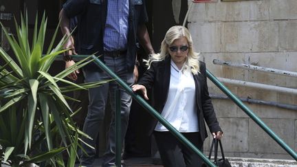 L'épouse du Premier ministre israélien Sara&nbsp;Nétanyahou à la sortie du tribunal, le 16 juin 2019, à Jérusalem. (GALI TIBBON / AFP)