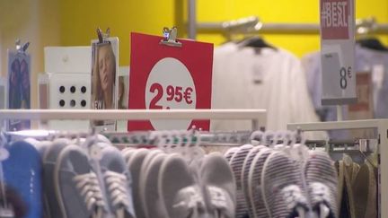 Selon le syndicat Force ouvrière, l'enseigne C&amp;A serait sur le point d'annoncer la fermeture de 14 boutiques en France. 120 emplois seraient menacés. (FRANCE 2)