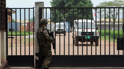 L'a&eacute;roport de Bangui (Centrafrique) prot&eacute;g&eacute; par l'arm&eacute;e fran&ccedil;aise, lundi 25 mars 2013. (SIA KAMBOU / AFP)