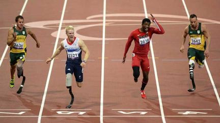 Le jeune Britannique Jonnie Peacock remporte le 100 m (T44). Pistorius finit 4e.