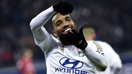 Alexandre Lacazette fête un de ses buts contre Guingamp, le 6 mars 2016, à Lyon. (JEFF PACHOUD / AFP)