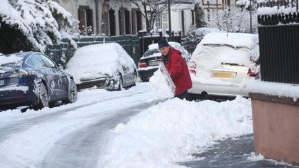 Un habitant de Strasbourg déneige la voirie avec une pelle, dans le centre-ville, le 15 janvier 2021. (MAXPPP)