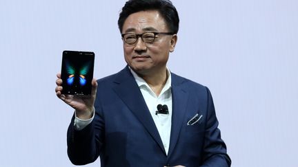 Dong Jin Koh, le patron de la division mobiles du géant sud-coréen Samsung, présente le Galaxy Fold, un smartphone à l'écran pliable, le 20 février 2019 à San Francisco, en Californie (Etats-Unis). (JUSTIN SULLIVAN / GETTY IMAGES NORTH AMERICA / AFP)