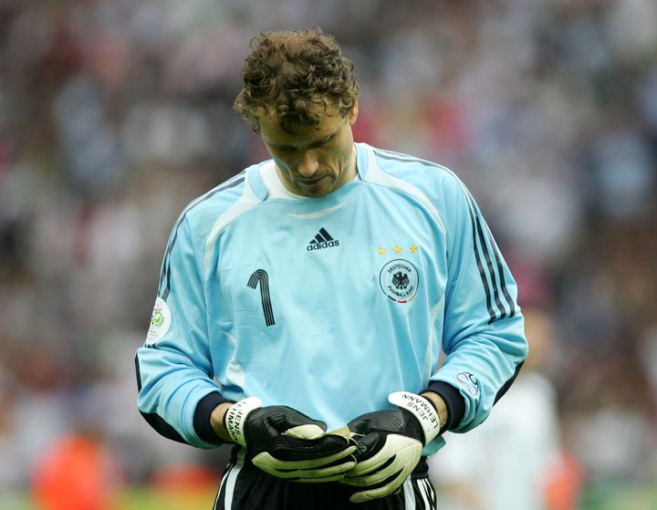 Jens Lehmann lit une note avant la séance de tirs au but face à l'Argentine, en quart de finale de la Coupe du monde 2006. (WEREK NATASCHA HAUPT / R3690_WEREK_NATASCHA_HAUPT)