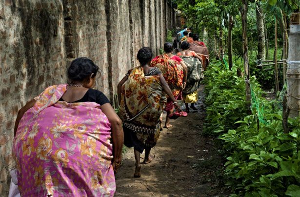 &nbsp; (Ces femmes, discrètement,font le mur pour écouler les produits "made in India"  © Géo / Gaël Turine)