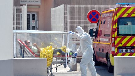 Un patient infecté par le coronavirus transporté à l'hôpital Lapeyronie à Montpellier.&nbsp; (MICHAEL ESDOURRUBAILH / MAXPPP)