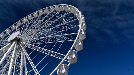 Une grand roue, à Marseille le 20 décembre 2018. (GERARD JULIEN / AFP)