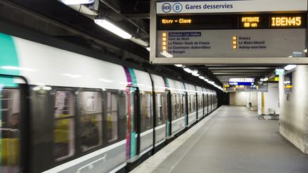 Le RER B en gare de&nbsp;Châtelet-Les Halles, à Paris, le 8 mars 2016. (GEOFFROY VAN DER HASSELT / AFP)