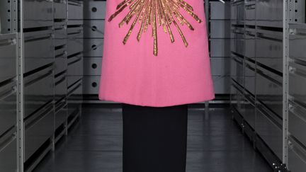 Schiaparelli, cape du soir dite "Phoebus" portée par Daisy Fellowes, automne-hiver 1938-1939. Taffetas crêpé brodé de paillettes, paillons, fils et laminettes d’or par François Lesage d’après un dessin de Christian Bérard. Collection Palais Galliera
 (Collection Palais Galliera. © Eric Emo / Galliera / Roger-Viollet)