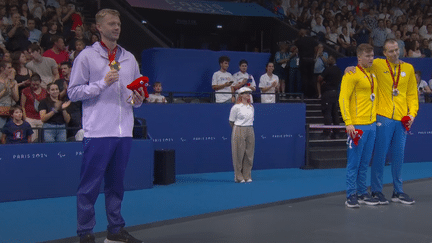 Les Ukrainiens Illia Yaremenko et Oleksii Virchenko, respectivement médaillés d'argent et de bronze du 50 m nage libre (S13), ont refusé  de poser avec le Biélorusse Ihar Boki, encore en or, le 2 septembre 2024 dans le bassin de Paris La Défense Arena. (FRANCEINFO: SPORT)