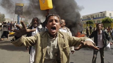 Des manifestants d&eacute;noncent la p&eacute;nurie de carburant &agrave; Sanaa (Y&eacute;men), le 11 juin 2014. (KHALED ABDULLAH ALI AL MAHDI / REUTERS)