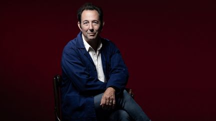 L'écrivain français Thomas B. Reverdy pose lors d'une séance photo à Paris le 27 juin 2023. (JOEL SAGET / AFP)