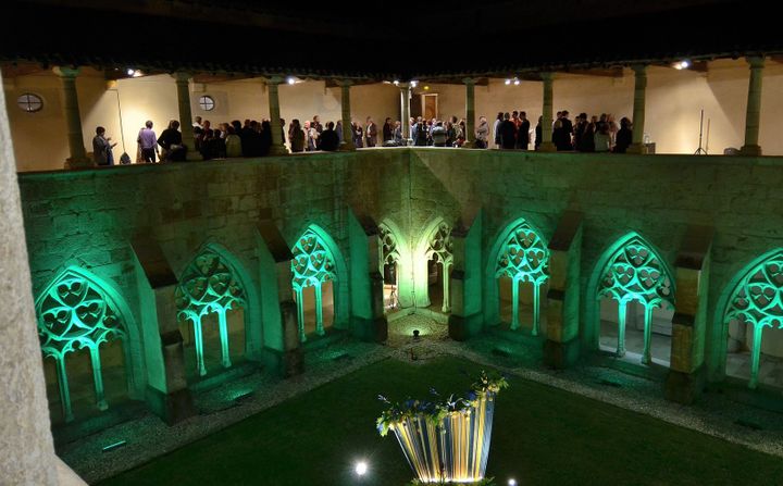 Retrouvailles entre organisateurs, bénévoles et musiciens après le concert dans le cloître de l'Abbaye d'Ambronay.
 (Bertrand Pichène - CCR Ambronay)