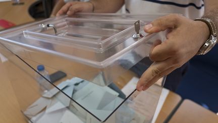 Le maire de Gardouch (Haute-Garonne), Olivier Guerra, ouvre une urne, lors du dépouillement du second tour des élections législatives, le 18 juin 2017. (ERIC CABANIS / AFP)