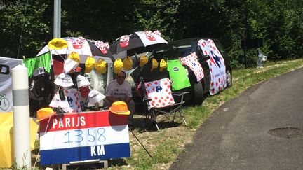  (Présent tous les jours sur les bords des routes, ce Néerlandais indique aux coureurs les km avant Paris © RF/BS)