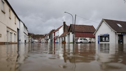 Une rue inondée à Neuville-sous-Montreuil, dans le Pas-de-Calais, le 9 novembre 2023. (SAMEER AL-DOUMY / AFP)