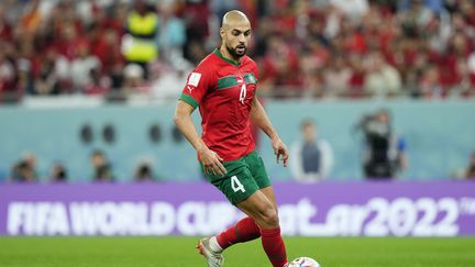 Sofyan Amrabat lors du huitième de finale de la Coupe du monde remporté par le Maroc contre l'Espagne au stade Education City de Doha, le 6 décembre 2022. (JOSE BRETON / AFP)