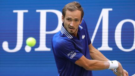 Le Russe Daniil Medvedev concentré lors de la demi-finale de l'US Open contre Félix Auger-Aliassime, le 10 septembre 2021. (KENA BETANCUR / AFP)