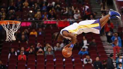 Un membre des Flying Dubs, l'&eacute;quipe de basketteurs acrobatiques des Warriors de Golden State fait une d&eacute;monstration de dunk lors d'un match d'exhibition &agrave; P&eacute;kin (Chine), le 15 octobre 2013. (KIM KYUNG HOON / REUTERS)