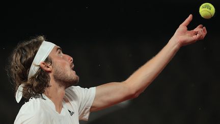 Mal embarqué, Stefanos Tsitsipas n'a finalement pas flanché contre John Isner au 3e tour de Roland-Garros 2021. (CHRISTOPHE PETIT TESSON / EPA)