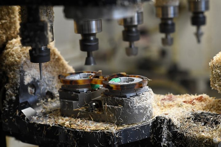 Fabrication de lunettes Nathalie Blanc dans une usine française (Eric Vargiolu)