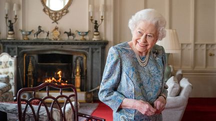 La reine Elizabeth II  lors d'une audience avec le président suisse Ignazio Cassis  au château de Windsor, à l'ouest de Londres, le 28 avril 2022. (DOMINIC LIPINSKI / POOL)